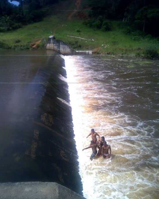 BARRAGEM NO RIO SANTANA (DIST. DO RIO DO ENGENHO), POR BADO BRASIL - ILHUS - BA